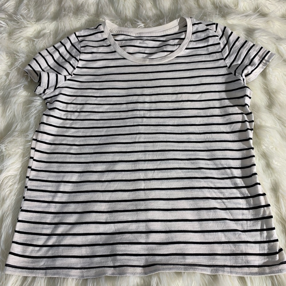 🍁🍁🍁Mossimo Striped Tee